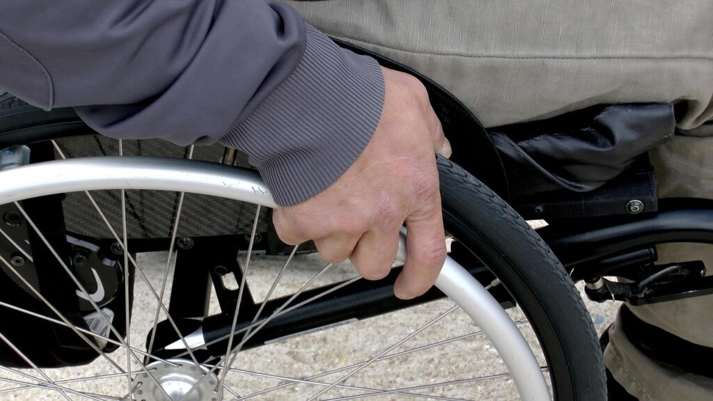 Osoba niepełnosprawna na wózku w transporcie publicznym