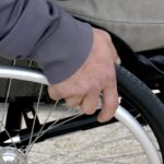Osoba niepełnosprawna na wózku w transporcie publicznym